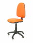 Chaise de bureau Aýna avec mécanisme Contact permanent de base, rembourrée en simili cuir orange. Équipée d'une base en polyamide noir, sans accoudoirs et avec des roulettes pour parquet