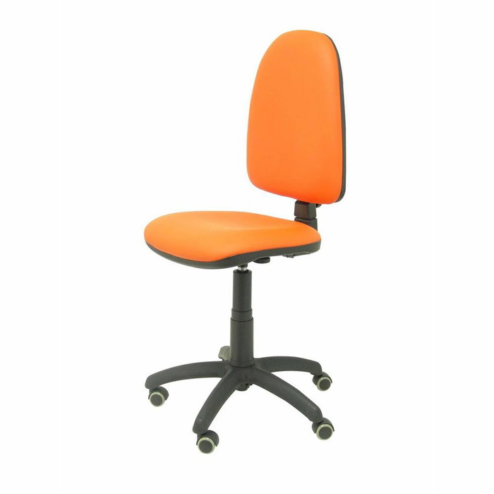 Chaise de bureau Aýna avec mécanisme Contact permanent de base, rembourrée en simili cuir orange. Équipée d'une base en polyamide noir, sans accoudoirs et avec des roulettes pour parquet Chaise de bureau Aýna avec mécanisme Contact permanent de base, rembourrée en simili cuir orange. Équipée d'une base en polyamide noir, sans accoudoirs et avec des roulettes pour parquet
