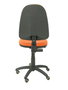 Chaise de bureau Aýna avec mécanisme Contact permanent de base, rembourrée en simili cuir orange. Équipée d'une base en polyamide noir, sans accoudoirs et avec des roulettes pour parquet