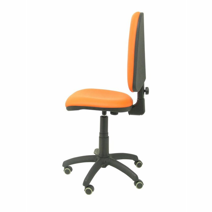 Chaise de bureau Aýna avec mécanisme Contact permanent de base, rembourrée en simili cuir orange. Équipée d'une base en polyamide noir, sans accoudoirs et avec des roulettes pour parquet Chaise de bureau Aýna avec mécanisme Contact permanent de base, rembourrée en simili cuir orange. Équipée d'une base en polyamide noir, sans accoudoirs et avec des roulettes pour parquet