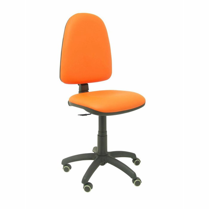 Chaise de bureau Aýna avec mécanisme Contact permanent de base, rembourrée en simili cuir orange. Équipée d'une base en polyamide noir, sans accoudoirs et avec des roulettes pour parquet Chaise de bureau Aýna avec mécanisme Contact permanent de base, rembourrée en simili cuir orange. Équipée d'une base en polyamide noir, sans accoudoirs et avec des roulettes pour parquet