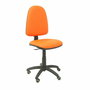 Chaise de bureau Aýna avec mécanisme Contact permanent de base, rembourrée en simili cuir orange. Équipée d'une base en polyamide noir, sans accoudoirs et avec des roulettes pour parquet