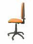 Chaise de bureau Aýna avec mécanisme Contact permanent de base, rembourrée en simili cuir orange. Équipée d'une base en polyamide noir, sans accoudoirs et avec des roulettes pour parquet