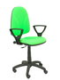 Chaise de bureau Algarra avec mécanisme Contact permanent de base, revêtue de tissu couleur Pistache. Équipée d'un piètement en polyamide noir, d'accoudoirs fixes et de roulettes en nylon de 50 mm