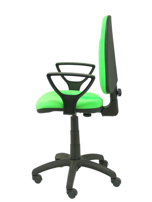 Chaise de bureau Algarra avec mécanisme Contact permanent de base, revêtue de tissu couleur Pistache. Équipée d'un piètement en polyamide noir, d'accoudoirs fixes et de roulettes en nylon de 50 mm