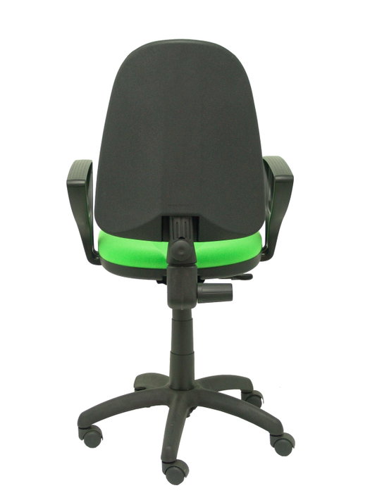 Chaise de bureau Algarra avec mécanisme Contact permanent de base, revêtue de tissu couleur Pistache. Équipée d'un piètement en polyamide noir, d'accoudoirs fixes et de roulettes en nylon de 50 mm