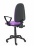 Chaise de bureau Algarra avec mécanisme Contact permanent de base, revêtue de tissu couleur lilas. Équipée d'un piètement en polyamide noir, d'accoudoirs fixes et de roulettes en nylon de 50 mm