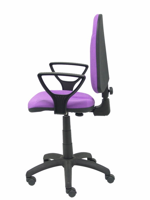 Chaise de bureau Algarra avec mécanisme Contact permanent de base, revêtue de tissu couleur lilas. Équipée d'un piètement en polyamide noir, d'accoudoirs fixes et de roulettes en nylon de 50 mm Chaise de bureau Algarra avec mécanisme Contact permanent de base, revêtue de tissu couleur lilas. Équipée d'un piètement en polyamide noir, d'accoudoirs fixes et de roulettes en nylon de 50 mm
