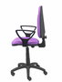 Chaise de bureau Algarra avec mécanisme Contact permanent de base, revêtue de tissu couleur lilas. Équipée d'un piètement en polyamide noir, d'accoudoirs fixes et de roulettes en nylon de 50 mm