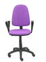 Chaise de bureau Algarra avec mécanisme Contact permanent de base, revêtue de tissu couleur lilas. Équipée d'un piètement en polyamide noir, d'accoudoirs fixes et de roulettes en nylon de 50 mm