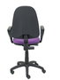 Chaise de bureau Algarra avec mécanisme Contact permanent de base, revêtue de tissu couleur lilas. Équipée d'un piètement en polyamide noir, d'accoudoirs fixes et de roulettes en nylon de 50 mm