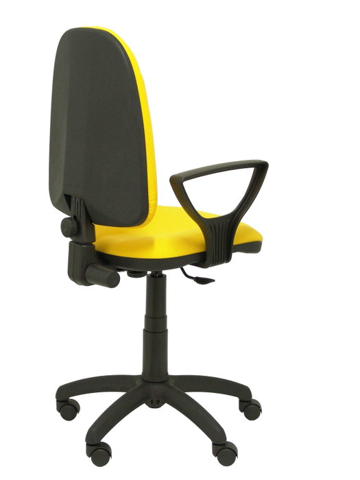 Chaise de bureau Algarra avec mécanisme « Contact permanent » de base, revêtue de tissu jaune. Équipée d'un piètement en polyamide noir, d'accoudoirs fixes et de roulettes en nylon de 50 mm