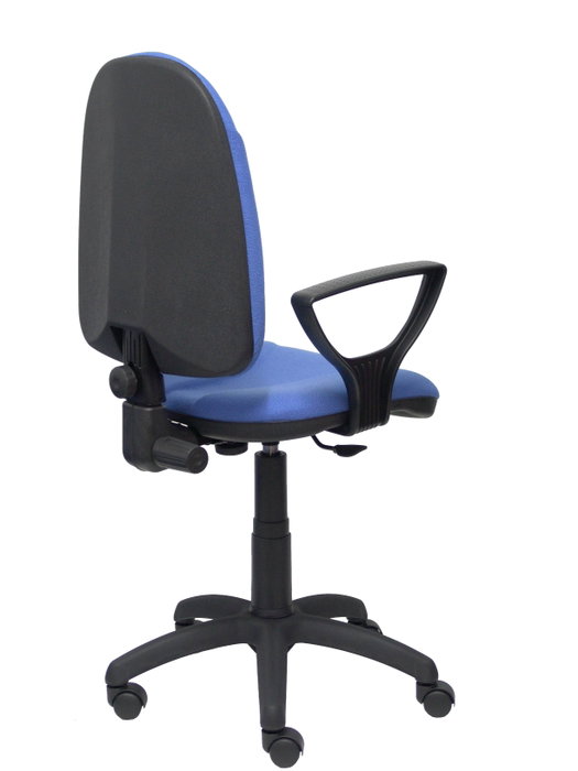 Chaise de bureau Algarra avec mécanisme Contact permanent de base, revêtue de tissu bleu clair. Équipée d'un piètement en polyamide noir, d'accoudoirs fixes et de roulettes en nylon de 50 mm