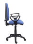 Chaise de bureau Algarra avec mécanisme Contact permanent de base, revêtue de tissu bleu clair. Équipée d'un piètement en polyamide noir, d'accoudoirs fixes et de roulettes en nylon de 50 mm