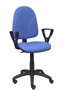 Chaise de bureau Algarra avec mécanisme Contact permanent de base, revêtue de tissu bleu clair. Équipée d'un piètement en polyamide noir, d'accoudoirs fixes et de roulettes en nylon de 50 mm