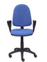 Chaise de bureau Algarra avec mécanisme Contact permanent de base, revêtue de tissu bleu clair. Équipée d'un piètement en polyamide noir, d'accoudoirs fixes et de roulettes en nylon de 50 mm