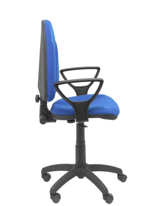 Chaise de bureau Algarra avec mécanisme Contact permanent de base, revêtue de tissu bleu. Équipée d'un piètement en polyamide noir, d'accoudoirs fixes et de roulettes en nylon de 50 mm