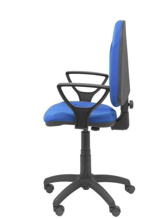Chaise de bureau Algarra avec mécanisme Contact permanent de base, revêtue de tissu bleu. Équipée d'un piètement en polyamide noir, d'accoudoirs fixes et de roulettes en nylon de 50 mm