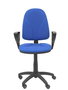 Chaise de bureau Algarra avec mécanisme Contact permanent de base, revêtue de tissu bleu. Équipée d'un piètement en polyamide noir, d'accoudoirs fixes et de roulettes en nylon de 50 mm