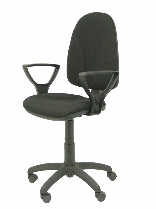 Chaise de bureau Algarra avec mécanisme Contact permanent de base, revêtue de tissu noir. Équipée d'un piètement en polyamide noir, d'accoudoirs fixes et de roulettes en nylon de 50 mm