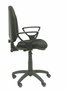 Chaise de bureau Algarra avec mécanisme Contact permanent de base, revêtue de tissu noir. Équipée d'un piètement en polyamide noir, d'accoudoirs fixes et de roulettes en nylon de 50 mm