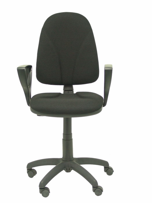 Chaise de bureau Algarra avec mécanisme Contact permanent de base, revêtue de tissu noir. Équipée d'un piètement en polyamide noir, d'accoudoirs fixes et de roulettes en nylon de 50 mm