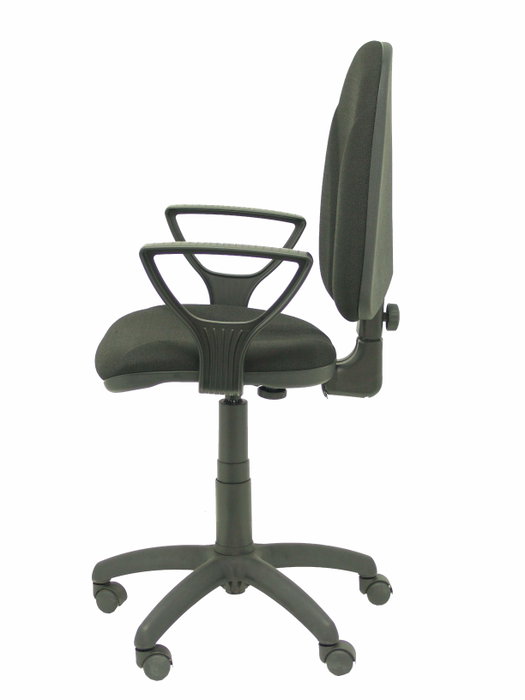 Chaise de bureau Algarra avec mécanisme Contact permanent de base, revêtue de tissu noir. Équipée d'un piètement en polyamide noir, d'accoudoirs fixes et de roulettes en nylon de 50 mm