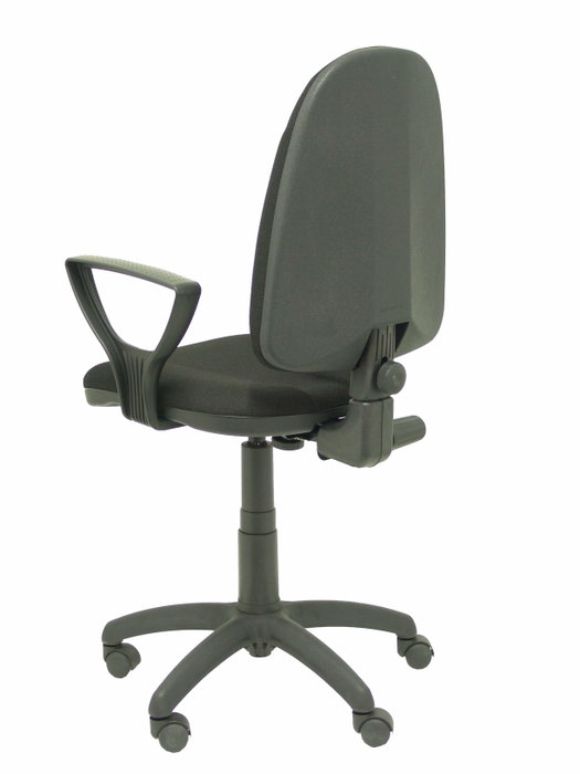 Chaise de bureau Algarra avec mécanisme Contact permanent de base, revêtue de tissu noir. Équipée d'un piètement en polyamide noir, d'accoudoirs fixes et de roulettes en nylon de 50 mm