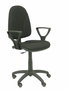 Chaise de bureau Algarra avec mécanisme Contact permanent de base, revêtue de tissu noir. Équipée d'un piètement en polyamide noir, d'accoudoirs fixes et de roulettes en nylon de 50 mm