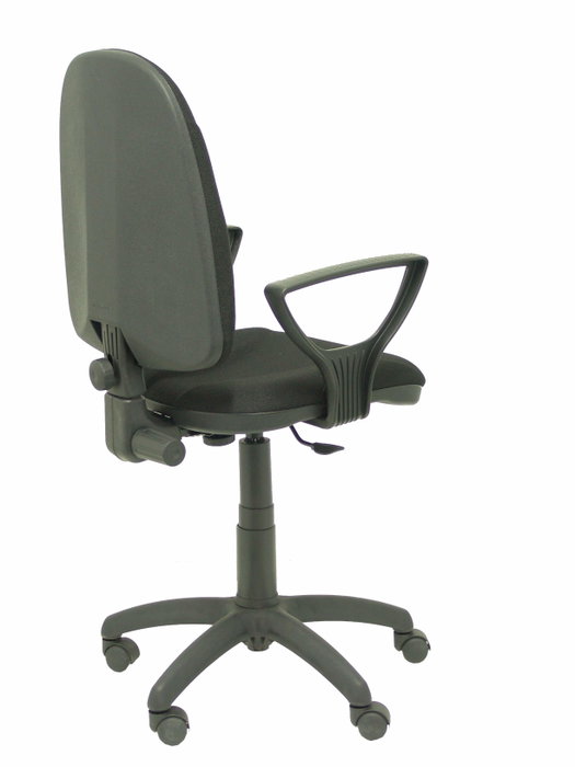 Chaise de bureau Algarra avec mécanisme Contact permanent de base, revêtue de tissu noir. Équipée d'un piètement en polyamide noir, d'accoudoirs fixes et de roulettes en nylon de 50 mm