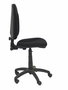 Chaise de bureau Algarra avec mécanisme Contact permanent de base, revêtue de tissu noir. Équipée d'un piètement en polyamide noir, sans accoudoirs et de roulettes en nylon de 50 mm