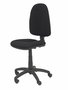 Chaise de bureau Algarra avec mécanisme Contact permanent de base, revêtue de tissu noir. Équipée d'un piètement en polyamide noir, sans accoudoirs et de roulettes en nylon de 50 mm