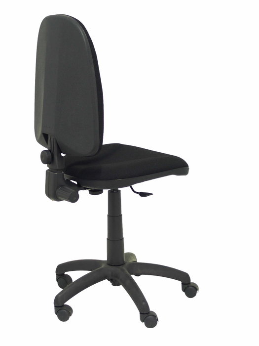 Chaise de bureau Algarra avec mécanisme Contact permanent de base, revêtue de tissu noir. Équipée d'un piètement en polyamide noir, sans accoudoirs et de roulettes en nylon de 50 mm