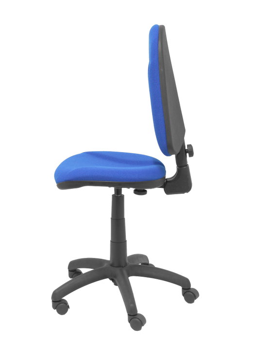 Chaise de bureau Algarra avec mécanisme Contact permanent de base, revêtue de tissu bleu. Équipée d'un piètement en polyamide noir, sans accoudoirs et de roulettes en nylon de 50 mm