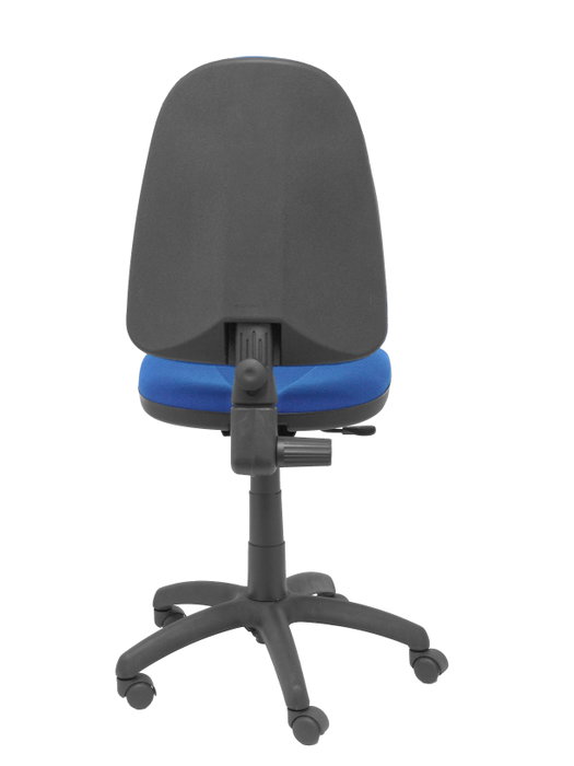 Chaise de bureau Algarra avec mécanisme Contact permanent de base, revêtue de tissu bleu. Équipée d'un piètement en polyamide noir, sans accoudoirs et de roulettes en nylon de 50 mm