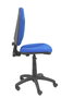 Chaise de bureau Algarra avec mécanisme Contact permanent de base, revêtue de tissu bleu. Équipée d'un piètement en polyamide noir, sans accoudoirs et de roulettes en nylon de 50 mm