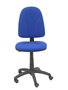 Chaise de bureau Algarra avec mécanisme Contact permanent de base, revêtue de tissu bleu. Équipée d'un piètement en polyamide noir, sans accoudoirs et de roulettes en nylon de 50 mm
