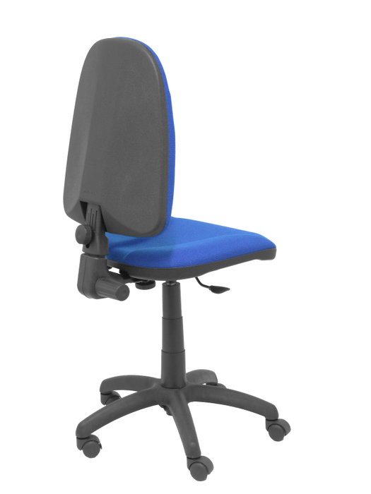 Chaise de bureau Algarra avec mécanisme Contact permanent de base, revêtue de tissu bleu. Équipée d'un piètement en polyamide noir, sans accoudoirs et de roulettes en nylon de 50 mm