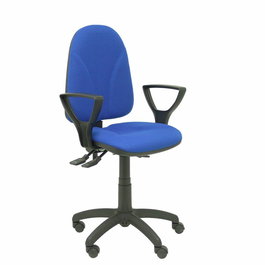 Chaise de bureau Algarra avec mécanisme asynchrone, revêtement en tissu bleu. Équipée d'une base en polyamide noir, d'accoudoirs fixes et de roulettes en nylon de 50 mm