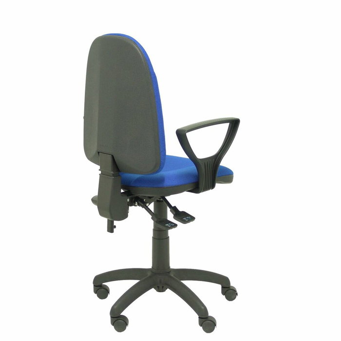 Chaise de bureau Algarra avec mécanisme asynchrone, revêtement en tissu bleu. Équipée d'une base en polyamide noir, d'accoudoirs fixes et de roulettes en nylon de 50 mm