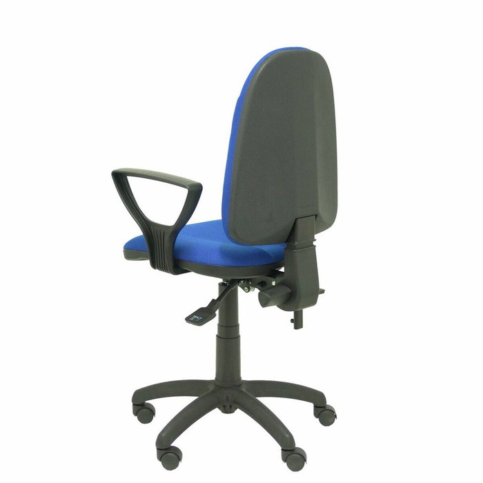 Chaise de bureau Algarra avec mécanisme asynchrone, revêtement en tissu bleu. Équipée d'une base en polyamide noir, d'accoudoirs fixes et de roulettes en nylon de 50 mm