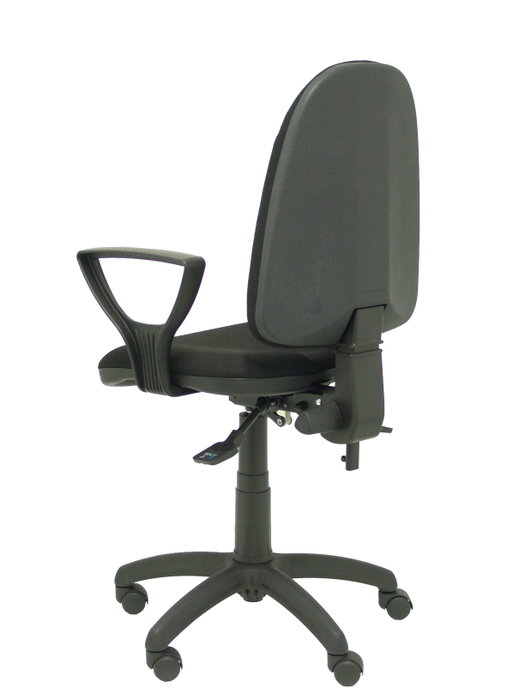 Chaise de bureau Algarra avec mécanisme asynchrone, rembourrée de tissu noir. Équipée d'une base en polyamide noir, d'accoudoirs fixes et de roulettes en nylon de 50 mm