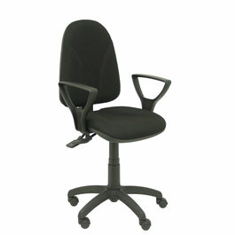 Chaise de bureau Algarra avec mécanisme asynchrone, rembourrée de tissu noir. Équipée d'une base en polyamide noir, d'accoudoirs fixes et de roulettes en nylon de 50 mm