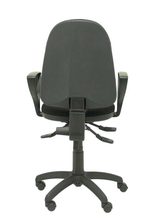 Chaise de bureau Algarra avec mécanisme asynchrone, rembourrée de tissu noir. Équipée d'une base en polyamide noir, d'accoudoirs fixes et de roulettes en nylon de 50 mm