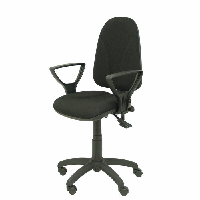Chaise de bureau Algarra avec mécanisme asynchrone, rembourrée de tissu noir. Équipée d'une base en polyamide noir, d'accoudoirs fixes et de roulettes en nylon de 50 mm