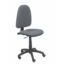 Chaise de bureau Algarra avec mécanisme de contact permanent de base, rembourrée de tissu gris. Équipée d'une base en polyamide noir, sans accoudoirs et de roulettes en nylon de 50 mm