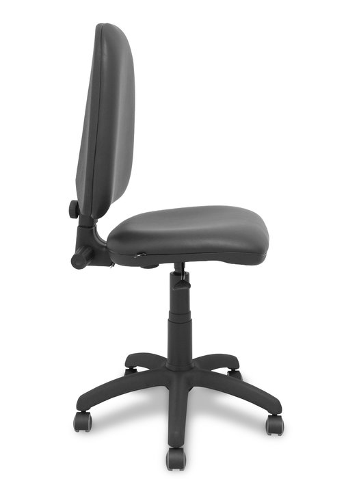 Chaise de bureau Aýna avec mécanisme Contact permanent de base, revêtue de simili cuir noir. Équipée d'une base en polyamide noir, sans accoudoirs et avec roulettes pour parquet.