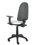Chaise de bureau Aýna avec mécanisme Contact permanent de base, rembourrée en simili cuir blanc. Équipée d'une base en polyamide noir, d'accoudoirs 1D et de roulettes en nylon de 50 mm