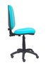 Chaise de bureau Aýna avec mécanisme Contact permanent de base, rembourrée en simili cuir couleur turquoise. Équipée d'une base en polyamide noir, sans accoudoirs et avec roulettes pour parquet.