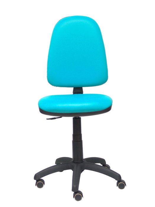 Chaise de bureau Aýna avec mécanisme Contact permanent de base, rembourrée en simili cuir couleur turquoise. Équipée d'une base en polyamide noir, sans accoudoirs et avec roulettes pour parquet.